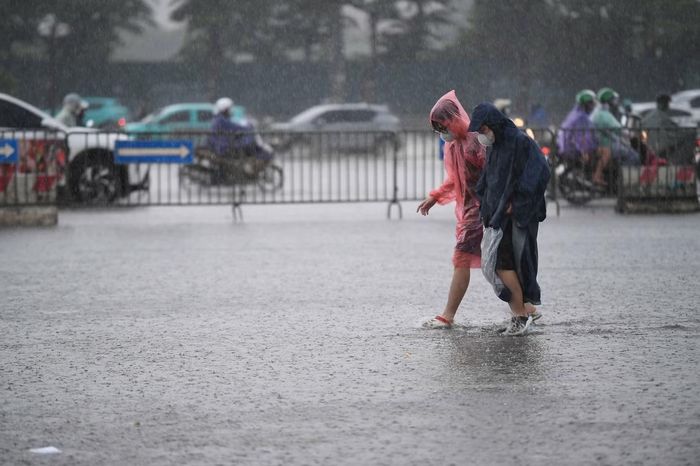 Nhiều cổ động viên vượt qua những đoạn đường ngập để tới sân Mỹ Đình cổ vũ tuyển Việt Nam trong trận bán kết lượt về với Malaysia.