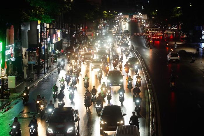 Trên phố Tây Sơn, hướng về phía Nam, lượng phương tiện dồn về đông khiến tình trạng ùn tắc kéo dài hàng giờ.