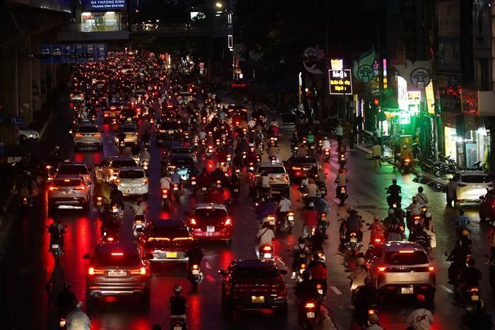 Đường Nguyễn Trãi đông nghẹt phương tiện dù đã qua giờ cao điểm buổi chiều.