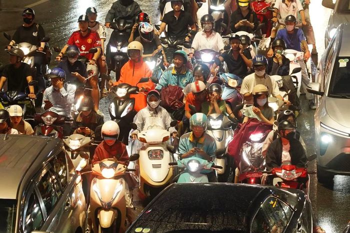 Tại đường Huỳnh Thúc Kháng, ô tô, xe máy nối đuôi nhau, dòng phương tiện gần như chôn chân ở một số thời điểm.