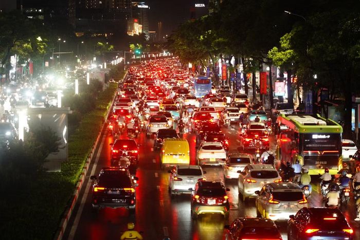 Trên đường Trần Duy Hưng, hướng về sân vận động Mỹ Đình, dòng phương tiện ùn dài hàng km.
