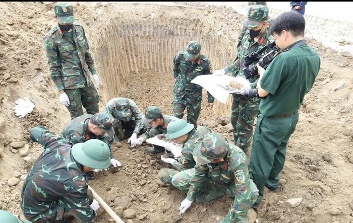 Cán bộ, chiến sĩ khơi từng lớp đất để tìm kiếm dấu tích liệt sĩ. Ảnh: Thế Anh.