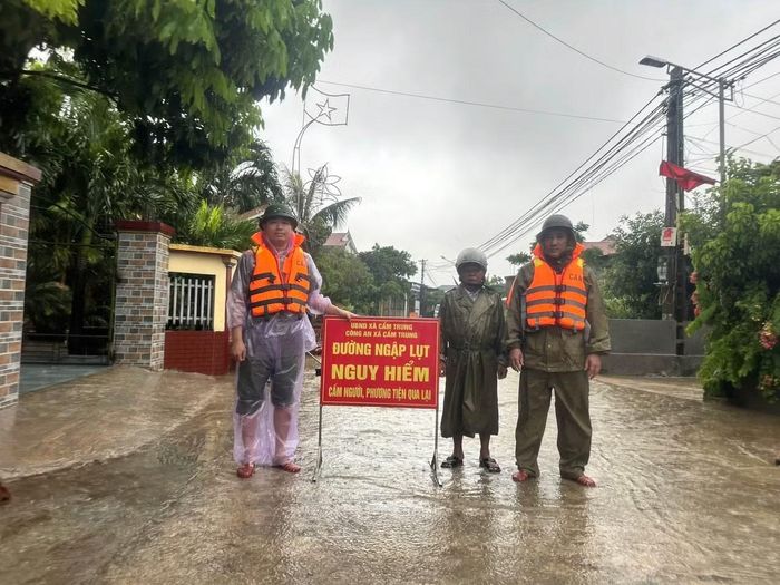 Lực lượng Công an xã Cẩm Trung đặt biển cảnh báo tại những khu vực ngập sâu, tiềm ẩn nguy hiểm, góp phần bảo đảm an toàn cho người dân trong mưa lớn.