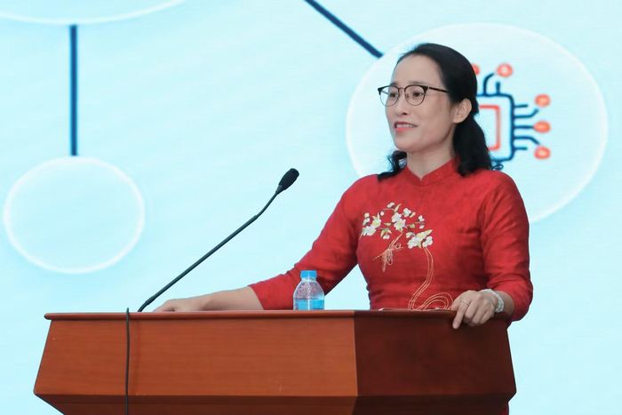  TS. Lê Thị Hà nhấn mạnh cần thay đổi tư duy khởi nghiệp để có những dự án, sản phẩm thiết thực hướng đến giá trị cộng đồng. 