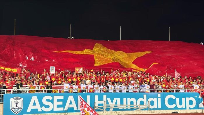 Biển người phủ sắc đỏ, những lá Quốc kỳ tung bay cùng tiếng trống và tiếng hô vang tạo nên bức tranh đầy cảm xúc tại Mỹ Đình. Các CĐV đã thực sự trở thành “cầu thủ thứ 12”, tiếp sức tuyển Việt Nam trong cuộc chiến giành vé vào chung kết ASEAN Cup 2026.