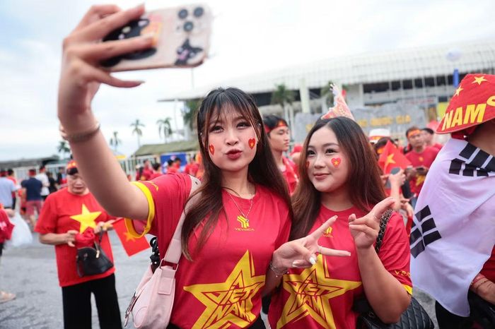 Những CĐV nữ xinh đẹp tiếp lửa cho đội tuyển Việt Nam.