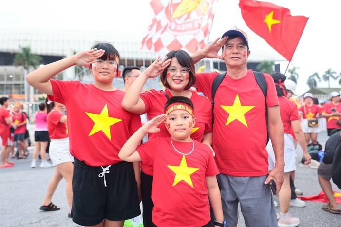 Từ nhiều giờ trước khi bóng lăn, các CĐV đã xuất hiện quanh sân Mỹ Đình trong những chiếc áo đỏ sao vàng. Nhiều người mang theo Quốc kỳ, băng rôn và những vật dụng cổ vũ được chuẩn bị công phu.
