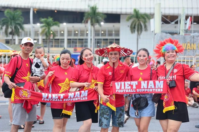 Không chỉ mặc áo đấu của tuyển Việt Nam, nhiều CĐV còn tạo dấu ấn bằng những phụ kiện cổ vũ độc đáo. Cờ, khăn, băng đô và những hình vẽ cờ đỏ sao vàng khiến không gian trở nên rực rỡ hơn.