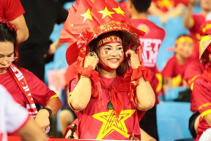 Sau cơn mưa lớn trước trận, thời tiết tại Mỹ Đình thuận lợi hơn khi tới giờ bóng lăn. Sự cuồng nhiệt của người hâm mộ không hề giảm sút, biến các khán đài thành điểm tựa tinh thần cho thầy trò HLV Kim Sang-sik.