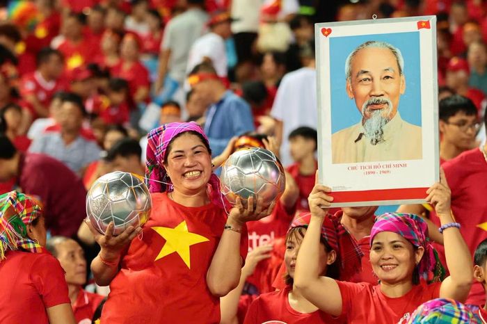 Một trong những hình ảnh đặc biệt trên khán đài là những bức ảnh Chủ tịch Hồ Chí Minh được CĐV trang trọng giương cao giữa rừng cờ đỏ sao vàng. Khoảnh khắc giàu cảm xúc khiến bầu không khí tại Mỹ Đình càng thêm đặc biệt.