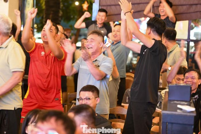 Khoảnh khắc bóng vào lưới cũng là lúc cả quán cà phê bùng nổ. Người hâm mộ bật khỏi ghế, đập tay xuống bàn và ôm chầm lấy nhau. “Lúc bóng vào lưới, tôi chẳng biết mình đang ôm ai nữa. Thấy người bên cạnh cũng nhảy lên là ôm thôi”, anh Hoàng cổ động viên chia sẻ.