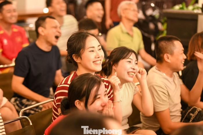 Niềm vui tiếp tục được đẩy lên cao khi Xuân Son dẫn bóng bên cánh trái, xâm nhập vòng cấm rồi dứt điểm từ góc hẹp, nâng tỷ số lên 2-0.