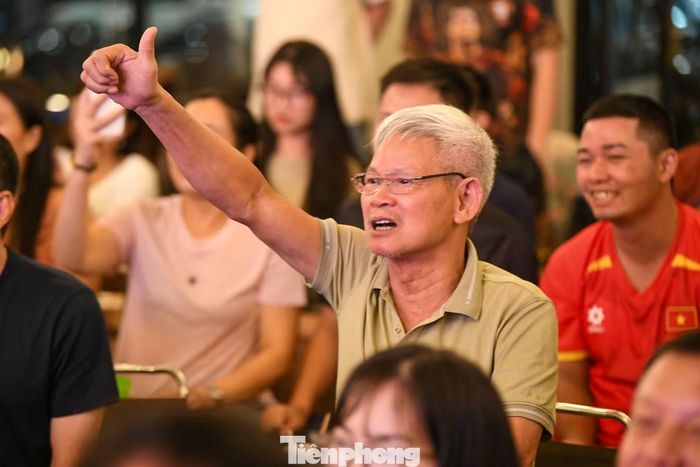 Mỗi pha lên bóng của tuyển Việt Nam đều khiến khán giả đứng ngồi không yên. Khi Malaysia tiến gần khung thành, nhiều người ôm đầu, còn khi Việt Nam có cơ hội, tiếng hò reo lại vang lên.