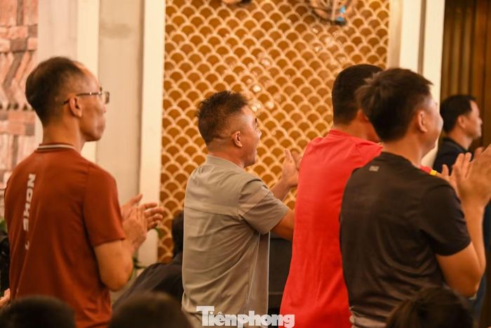 Ngay sau bàn thắng thứ hai, hàng loạt điện thoại được giơ lên. Cổ động viên vừa ăn mừng vừa cố ghi lại hình ảnh biển người trong sắc đỏ và khoảnh khắc Xuân Son hoàn tất cú đúp.