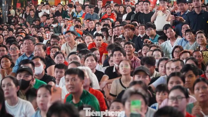 Tại TPHCM, hàng nghìn cổ động viên tập trung tại phố đi bộ Nguyễn Huệ, cùng hướng về màn hình lớn theo dõi và cổ vũ tuyển Việt Nam trong trận bán kết lượt về với Malaysia.