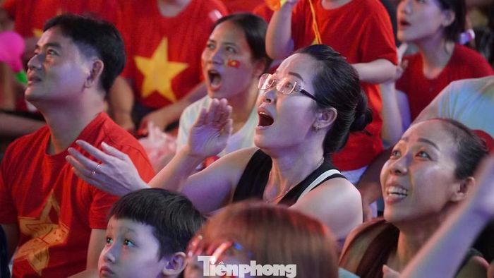 Khi Xuân Son ghi bàn, hàng nghìn cổ động viên tại phố đi bộ Nguyễn Huệ đồng loạt bật dậy reo hò. Người ôm chầm lấy nhau, người nhảy lên ăn mừng, vẫy cờ Tổ quốc.