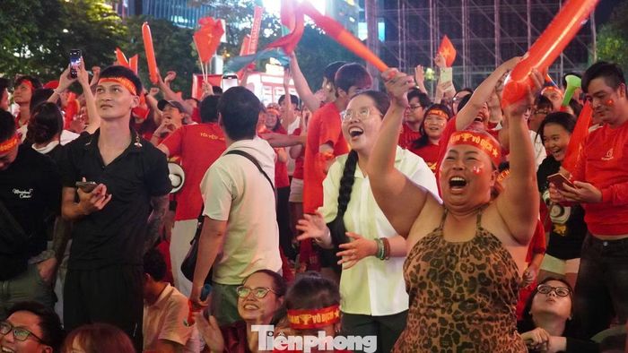Những người xa lạ cùng hòa chung niềm vui trong khoảnh khắc tuyển Việt Nam làm tung lưới Malaysia.