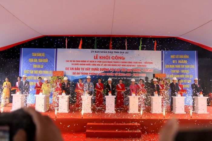 Các đại biểu bấm nút khởi công.