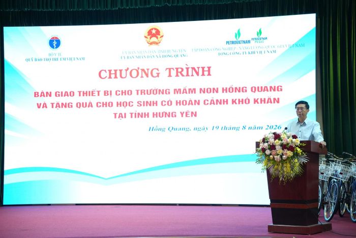 Đồng chí Trần Quang Dũng - Phó Bí thư Thường trực Đảng ủy PETROVIETNAM: Những món quà hôm nay có thể không lớn về vật chất, nhưng là tấm lòng, tình cảm của người lao động PETROVIETNAM gửi tới các em học sinh, các thầy cô giáo và địa phương. Chúng tôi xem việc đồng hành, chăm lo cho các đối tượng khó khăn không chỉ là trách nhiệm mà còn là tình cảm, sự gắn bó với địa phương.