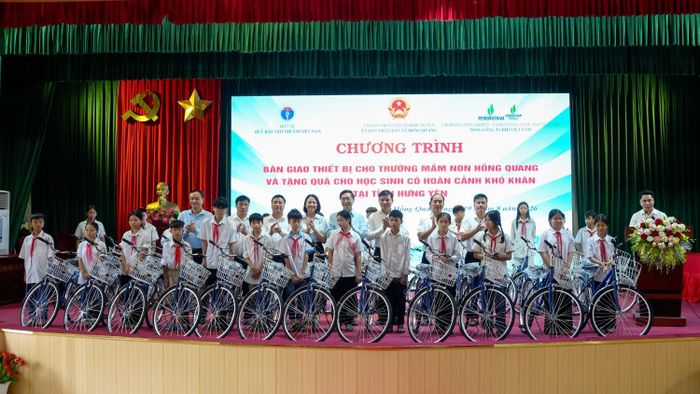 Các đại biểu trao tặng xe đạp cho các em học sinh có hoàn cảnh đặc biệt, đạt thành tích xuất sắc trong học tập. Qua đó, giúp các em thuận lợi hơn trên hành trình đến trường, đồng thời là nguồn động viên tinh thần để các em tiếp tục nỗ lực vươn lên trong học tập và rèn luyện.