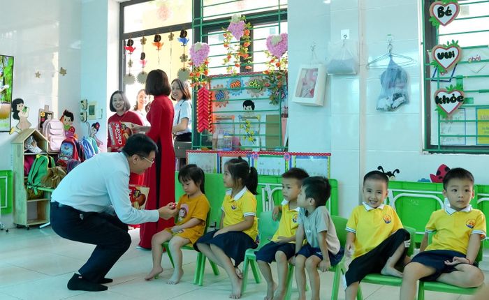Đồng chí Trần Quang Dũng trò chuyện cùng các em học sinh Trường Mầm non Hồng Quang.