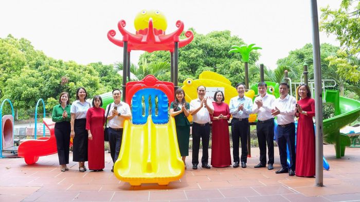 Các đại biểu cùng các thầy cô giáo bên thiết bị dạy học và vui chơi do PETROVIETNAM và PV GAS trao tặng.