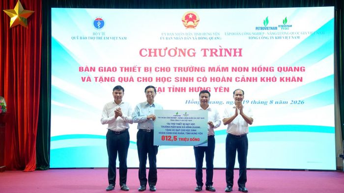 Đồng chí Trần Quang Dũng - Phó Bí thư Thường trực Đảng ủy PETROVIETNAM trao biển hỗ trợ cho tỉnh Hưng Yên.