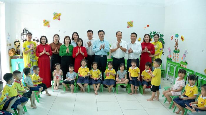 Các đại biểu đến thăm Trường Mầm non Hồng Quang.