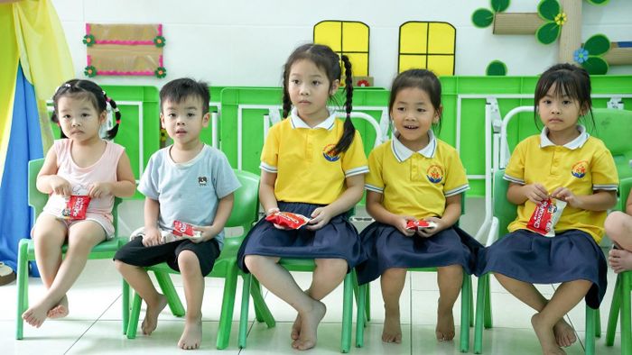Khoảnh khắc vui tươi của các em học sinh khi gặp gỡ các đại biểu.