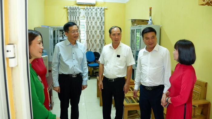 Đại diện nhà trường chia sẻ với các đại biểu về phương án sử dụng trang thiết bị được tài trợ.