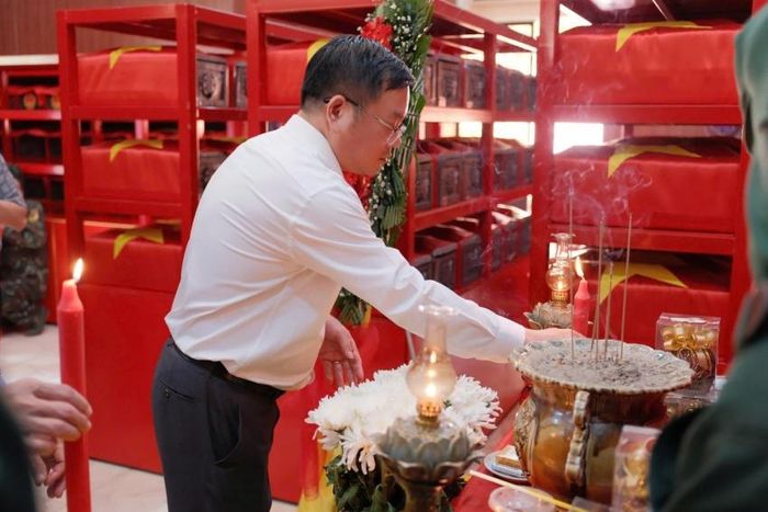 Đoàn CBCNV PVEP-NCS dâng hoa, dâng hương tượng niệm Chủ tịch Hồ Chí Minh và các anh hùng liệt sĩ.