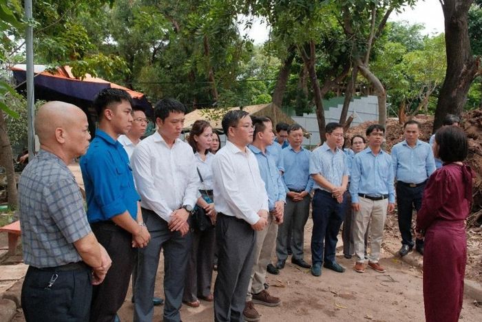 Đoàn lắng nghe những câu chuyện về sự hy sinh của các anh hùng liệt sĩ.