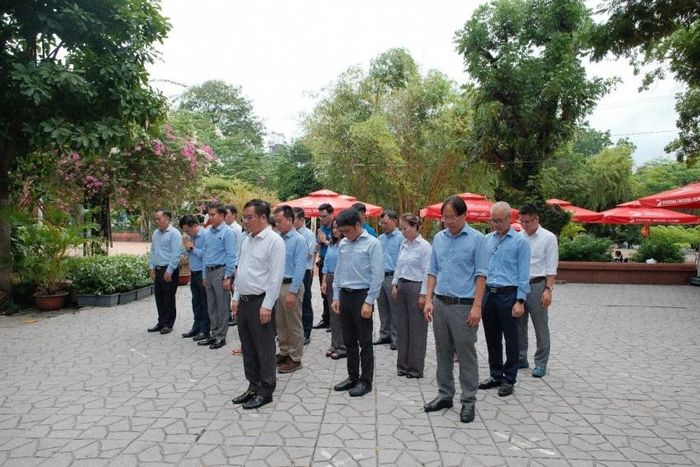 Đoàn công tác PVEP-NCS dành phút mặc niệm tưởng nhớ cố Tổng Bí thư Trần Phú và các anh hùng liệt sĩ tại Công viên Văn hóa Lê Thị Riêng.