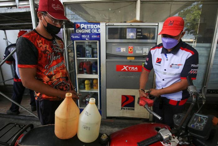 Một trạm bán lẻ xăng dầu tại Malaysia. (Ảnh: AFP)