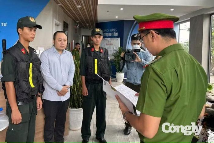 Cơ quan chức năng tống đạt quyết định khởi tố, bắt tạm giam bị can Nguyễn Quang Hoàng, liên quan vụ án xảy ra tại Công ty GFDI.