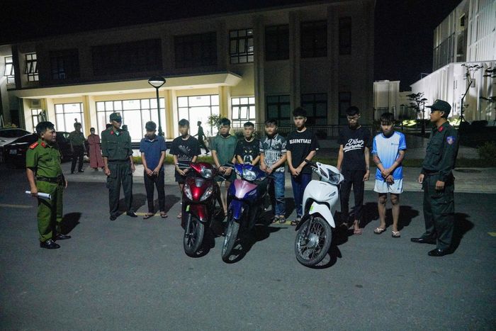 Các đối tượng cùng với phương tiện tại cơ quan điều tra.