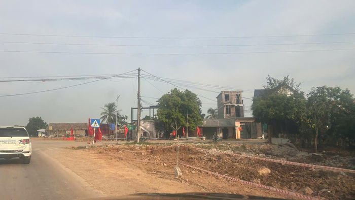 Người dân bàn giao mặt bằng cho đơn vị thi công dự án đi sân bay Thọ Xuân.