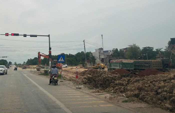 Các nhà thầu huy động máy móc, nhân lực tăng tốc thi công 2 dự án nghìn tỷ.