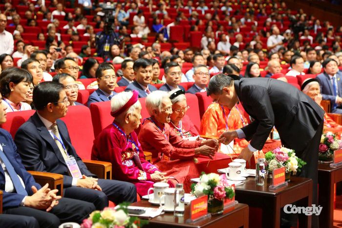 Thủ tướng Chính phủ Lê Minh Hưng tặng quà các Mẹ Việt Nam anh hùng tại Hội nghị tri ân người có công 2026