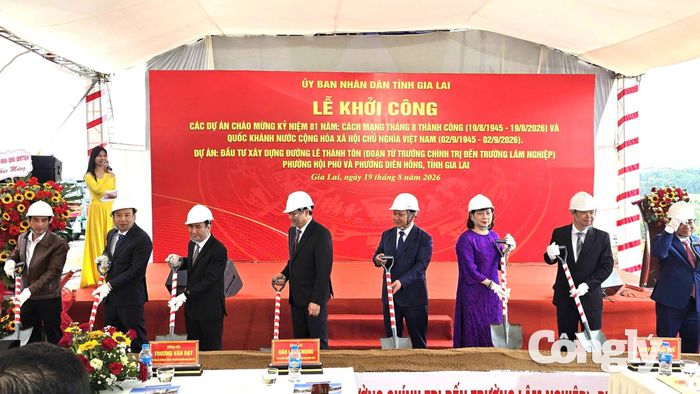 Lãnh đạo tỉnh Gia Lai và chủ đầu tư, đơn vị thi công làm Lễ khởi công Dự án đường Lê Thánh Tôn tại phường Diên Hồng.