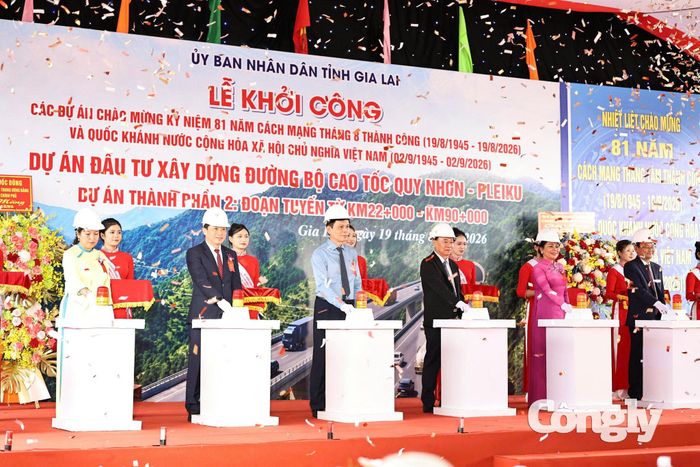 Lãnh đạo Bộ Xây dựng và tỉnh Gia Lai cùng chủ đầu tư và đơn vị thi công nhấn nút khởi công Dự án thành phần 2 Cao tốc Quy Nhơn-Pleiku.