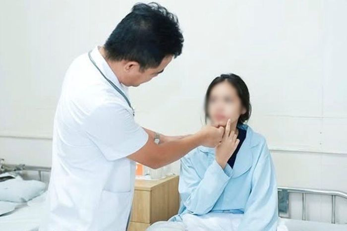 Nữ sinh 14 tuổi bị méo miệng, lệch mặt sau 1 đêm nằm điều hòa