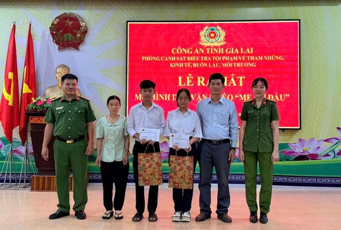Đơn vị nhận đỡ đầu hai cháu Nguyễn Thị Ngọc Yến và Nguyễn Đình Kha ở xã Phù Mỹ Bắc.