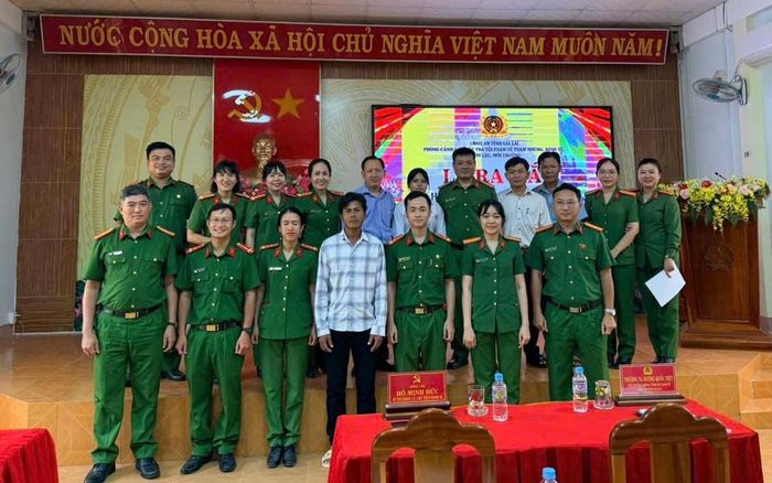 Mô hình “Mẹ đỡ đầu” cũng góp phần lan tỏa tinh thần tương thân tương ái, trách nhiệm với cộng đồng, qua đó xây dựng hình ảnh người cán bộ, chiến sĩ Công an gần gũi, trách nhiệm, luôn quan tâm và đồng hành cùng nhân dân.