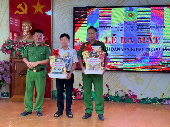 Phòng Cảnh sát điều tra tội phạm về tham nhũng, kinh tế, buôn lậu, môi trường tặng quà tri ân cho UBND và Công an xã Kim Sơn.