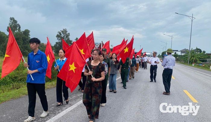 Đông đảo người dân đưa liệt sĩ Đặng Văn Thủy đã trở về với đất mẹ.