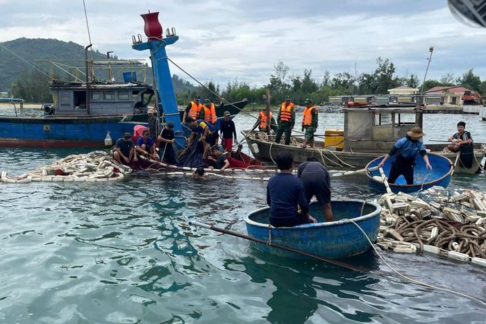 Cán bộ, chiến sĩ phối hợp với các lực lượng trục vớt tàu cá.