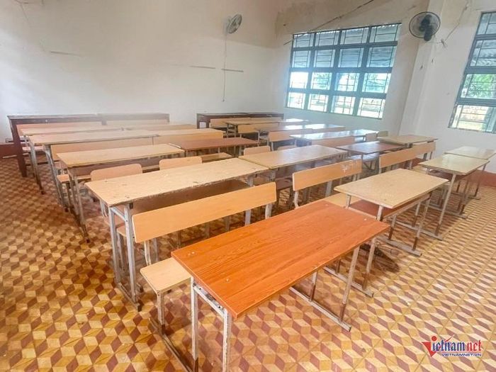 Một số bàn ghế của lớp 8A6 đã cũ, xuống cấp, hư hỏng. Ảnh: Trần Hoàn