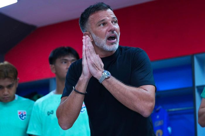 HLV Anthony Hudson thất vọng khi Thái Lan thua Singapore trên sân nhà. Ảnh: FAT