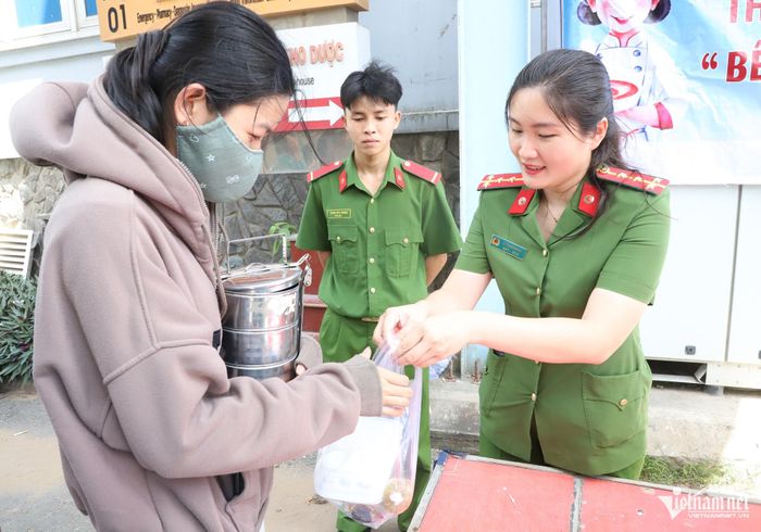 Những suất cơm nóng hổi được cán bộ, chiến sĩ mang đến bệnh viện trao tận tay người dân